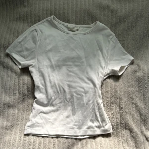 Basis t-shirt - T-shit from Ginatricot basic oanvänd i storlek S