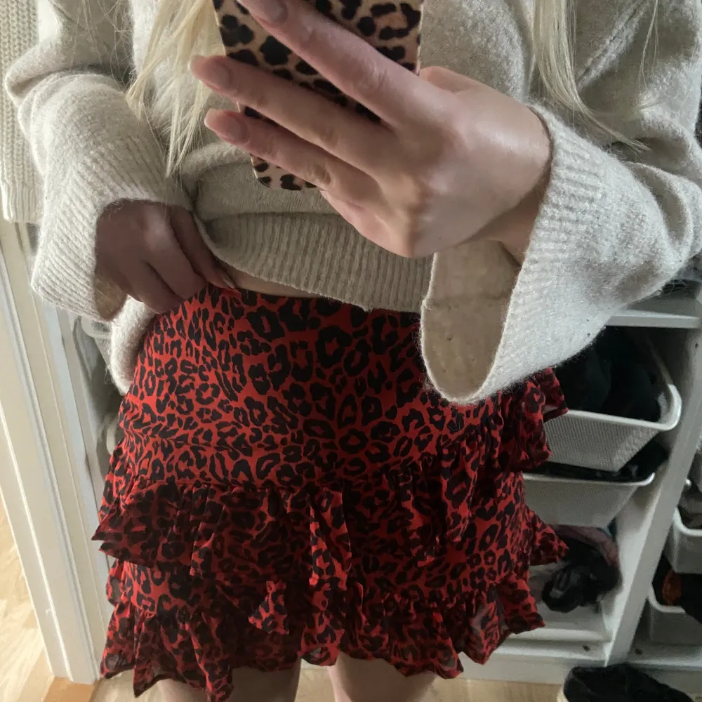 Röd leopardmönstrad kjol från Bibok knappt använd bra skick! . Kjolar.