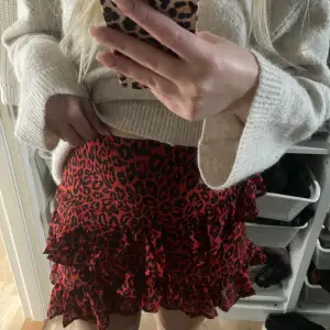 Röd leopardmönstrad kjol från Bibok knappt använd bra skick! 