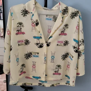 gul oversized skjorta - somrig oversized skjorta😇 storlek S men e väldigt oversized så funkar nog för större storlek oxå😇 aldrig använd😇