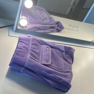 Juicy byxor - Hej! Jag säljer ett par riktiga lila juicy byxor som är i storlek XS men passar mig som är S. Säljer på grund av ickeanvändning. Färgen är jättefin och inga skador, men dock så saknas en av dessa slags ’knappar’ som sitter på snörerna. 2 ggr använda💗