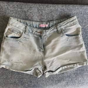 Snygga ljusblåa lågmidjade jeansshorts💗Midjemått 35 cm