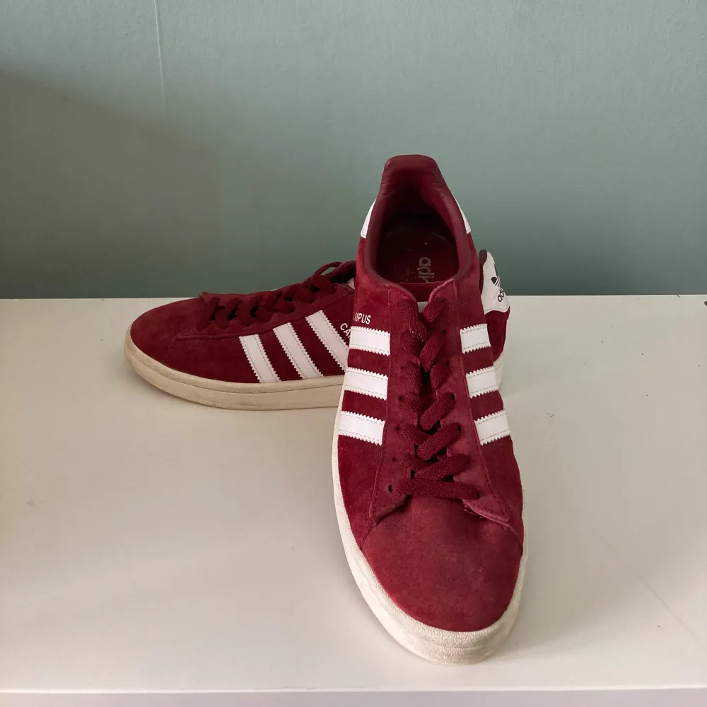 Säljer nu de här snygga Adidas campus skorna. De är röda och är i storlek 42 och är jätte bra skor nu till sommaren. Ny pris: 1350kr. Kontakta vid minsta fundering . Skor.