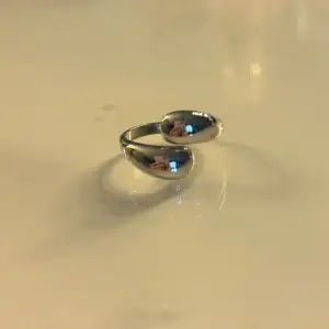 Jätte fin ring från glitter, går att välja storlek själv då de går att göra mindre och större, typ aldrig använd💓nypris 200