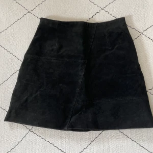 Kjol i äkta mock  - Svart kjol i äkta mocka. I använt skick. 