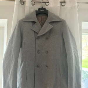 Filippa K Skepparkavaj - Säljer en snygg skepparkavaj från Filippa K. Perfekt att ha nu innan sommaren då den är lite tjockare i materialet. Storlek M men passar L också. Skick 9/10. Säljer pga att den inte passar mig