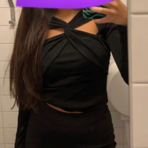 Svart top - Jätte fin svart top från bikbok 🖤 knappt använd , i väldigt bra skick 🖤