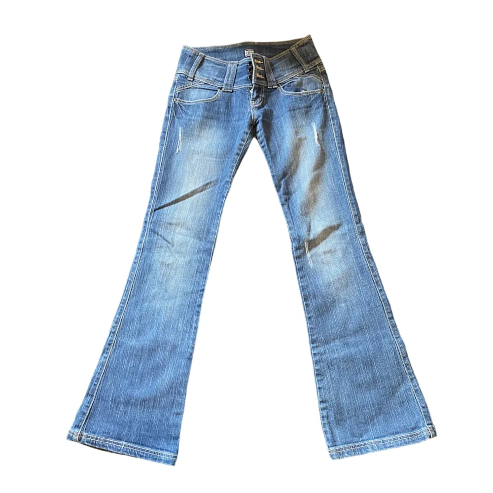 Så snygga lågmidjade bootcut jeans i toppen skick😍 Innerbenslängden är 84cm och midjemåttet är 35cm rakt över💓💓💓 Skriv privat vid intresse eller frågor😊🫶🏻. Jeans & Byxor.