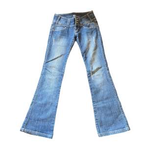 Så snygga lågmidjade bootcut jeans i toppen skick😍 Innerbenslängden är 84cm och midjemåttet är 35cm rakt över💓💓💓 Skriv privat vid intresse eller frågor😊🫶🏻