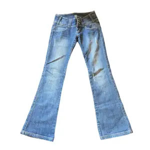 Så snygga lågmidjade bootcut jeans i toppen skick😍 Kan skicka mått privat om det önskas! 😊😊💓 
