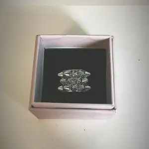 Säljer denna super fina ringen ifrån Edblad köpt för snart ett år sedan för 400kr på Edblad🥰💛 Den är i nyskick och används sällan💛🥰 Hör av dig vid frågor eller om pris💛🥰