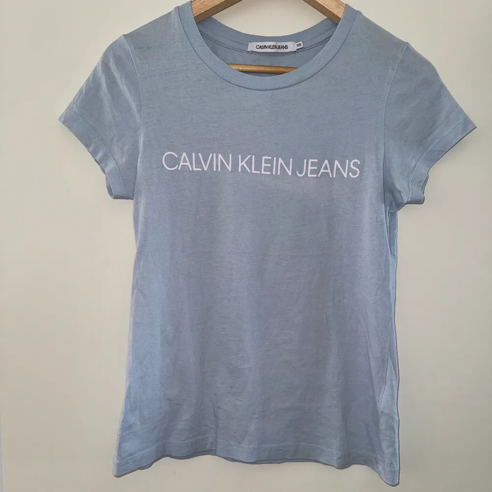 Supersöt ljusblå Calvin Klein T-shirt i storlek XS men passar S. Fint skick🌸. T-shirts.
