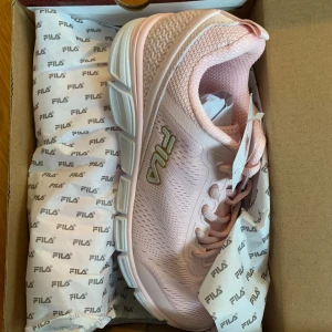 Två par oanvända FILA! - Säljer två par FILA skor i storlek 39 pågrund utav felköp av storlek. Endast provade, lapparna sitter kvar och lådan är intakt.  Båda för 1200 kr De lila för 850 kr De rosa för 450 kr Pris kan diskuteras vid snabb affär. Kan skickas eller mötas upp 