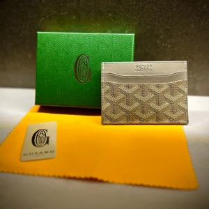 Plånbok  - Hej, just nu säljer jag denna  skitsnygga plånboken. Färgen är khaki och den har mycket utrymme för både kort och kontanter. Tveka inte på att ställa några frågor eller att be om fler bilder och checka min profil för andra fina utbud.