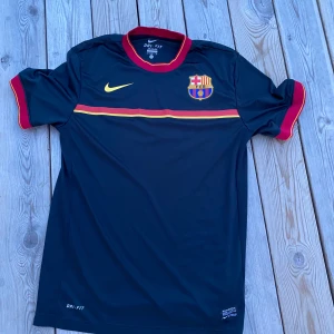 Barcelona tränings t-shirt  - Hej, säljer denna riktigt sköna t-shirt, riktigt skönt material och sitter väldigt bra, helt perfekt till sommaren att spela fotboll i! Pris kan diskuteras vid snabb affär! Dalarna_resell