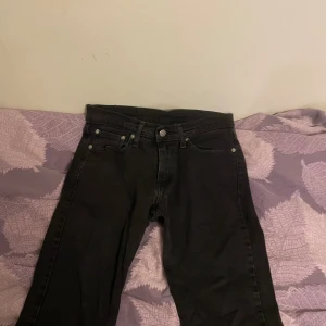 Levis jeans 511 - Jag säljer mina Levis jeans 511. De är slim fit o är storlek w28 l32. De är ganska använda o är lite små i längden skulle jag säga, mer som 31 eller 30. Som man ser på bilden så har taggen där bak gått av lite.Säljer de därför för 350.Köpt för ca 700