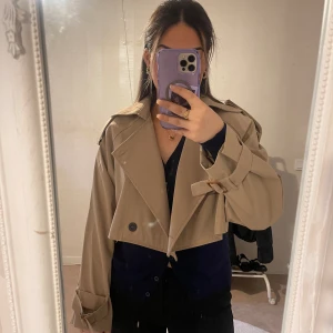 Kort trenchcoat  - Säljer min snygga Kort trenchcoat från shein har bara använt den en gång helt ny.  Perfekt nu till vår o sommar!!💓💓