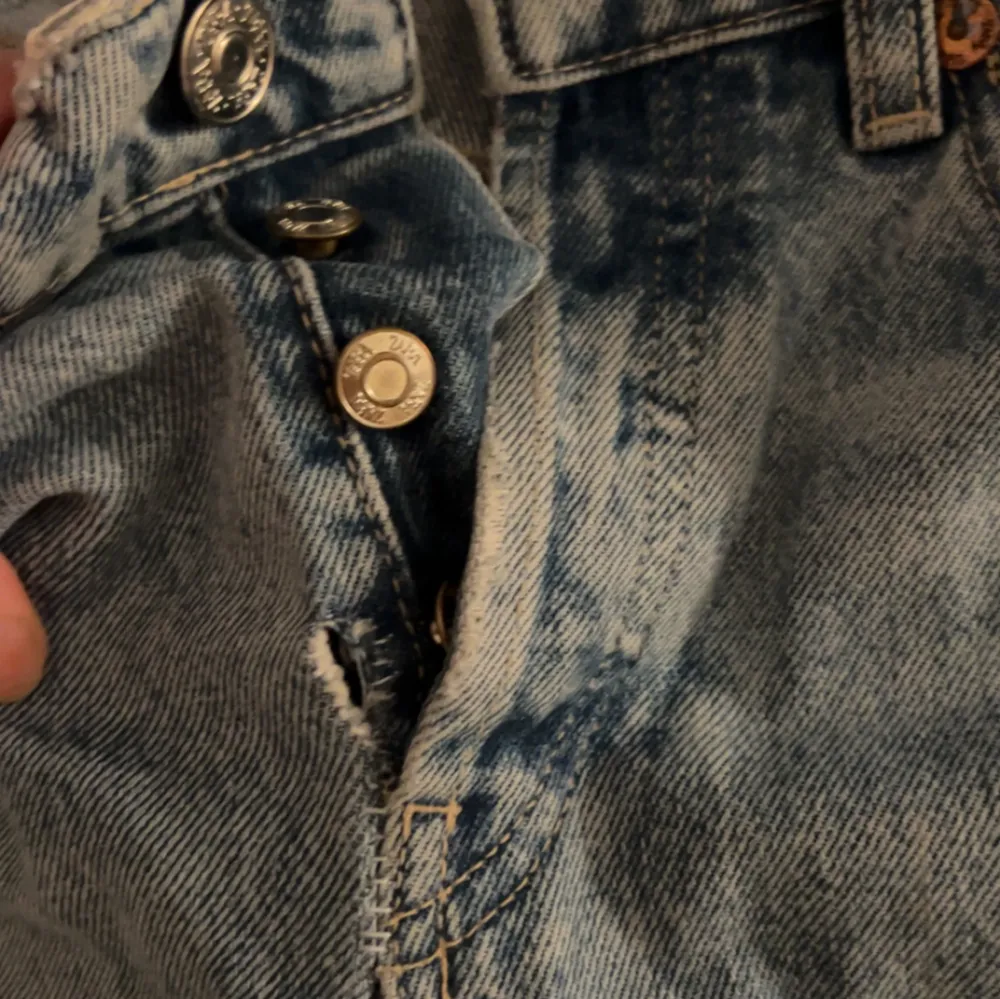 Blå lågmidjade jeans från Zara. Strl: 36. Skulle säga att de är mer 34 eftersom jag egentligen har den storleken. Använda 1-2 gånger. Finns ett litet hål som fanns när jag köpte byxorna, det är inget som syns eller stör. Pris: 200kr. Jeans & Byxor.