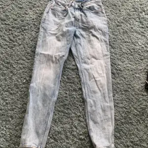 Ett par blå jeans som är använda en gång Skick 10/10  Passform är tapered regular fit Storlek 28/32