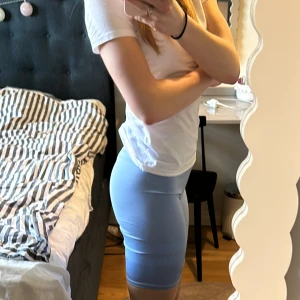 Cykelbyxor från Stronger - Säljer dessa snygga cykelbyxor från Stronger! De är använda ett få antal gånger, som nya! De har en ficka bak vid ryggen. På mig som är 160 går de nästan ner till knäna och sitter lite löst vid midjan. 💙🩵 pris kan diskuteras!!!