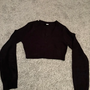 V ringad stickade topp från H&M  - Kort v ringad stickad topp från H&M. Helt oanvänd utan prislapp.