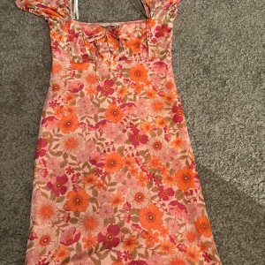 En kort blommig klänning från Primark  - Använd en gång. Shiffon