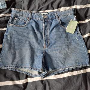 Oanvända jeansshorts från H&M. 