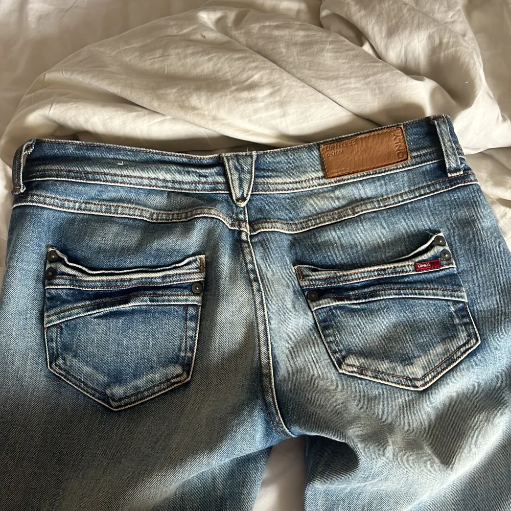 Unika jeans med detaljer från only i W29. Passar as bra med en sommar volang fest mesh spets genomskinlig leopard djurmönster topp! . Jeans & Byxor.