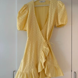 Gul klänning  - Aldrig använd 