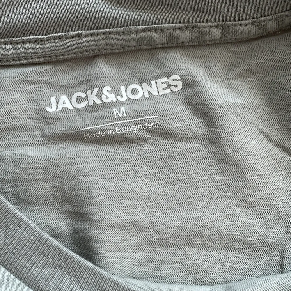 Ljusgrön herr T-shirt från Jack & Jones i stl M. Bredd axel till axel: 42 cm. Längd: 62 cm. Material: 100% bomull. Superfint skick.. T-shirts.