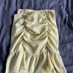 Gul veckad kjol - Jättefin gul kjol från Gina 