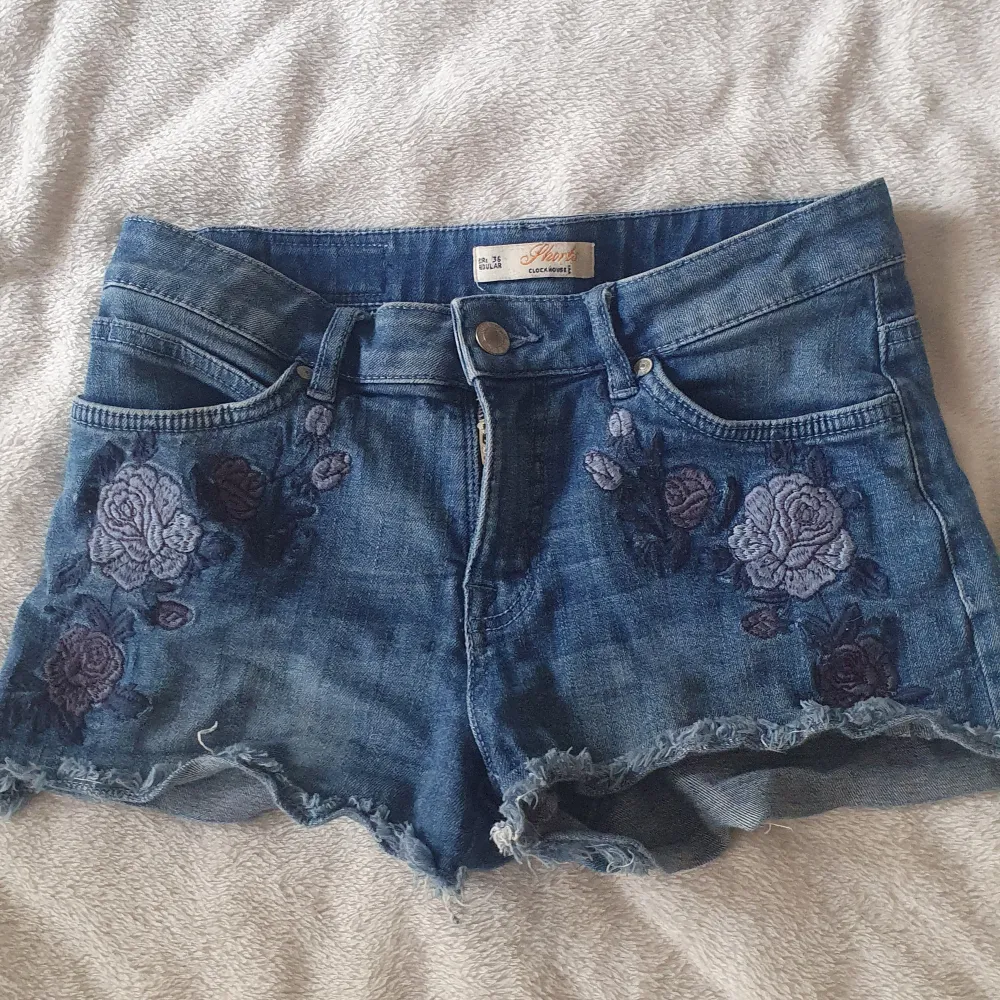 Jättesöta shorts med blommor, som tyvärr inte kommer till användning längre!  De är lågmidjade 💞. Shorts.