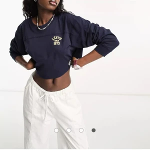 Levi’s cropped longsleeve  - Aldrig använd. Storlek XS, passar även S. Bra kvalitet. 