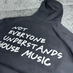 Marcus Rolf hoodie - Tja säljer denna ”not everyone understands house music” hoodien i ett toppen skick, skick 9,5/10, sjukt Laidback och sitter jävligt bra! Hoodien är i storlek xs och passar bra på mig som är 173, pris 1599. Mötas upp i Stockholm eller fraktar!📦