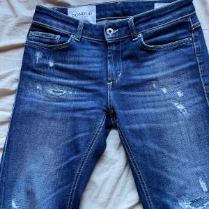 Tja, säljer dessa feta dondup jeans med snygga slitningar och snygg fade, 9/10. Passar dig från 165-175