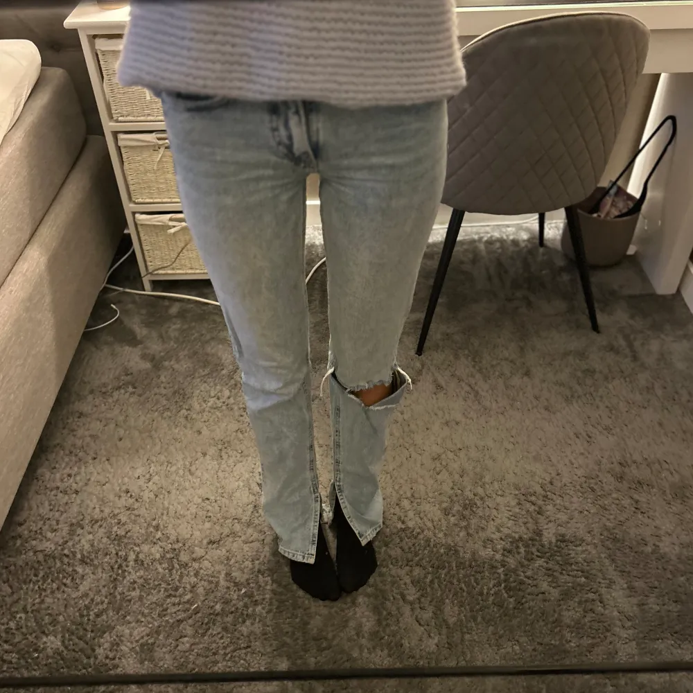 As Nice midwaist jeans från zara med slits/bootcut. Säljer eftersom de inte är min stil längre. 💕🫶🏻. Jeans & Byxor.