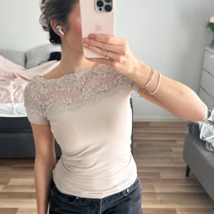 beige spetstopp - Säljer min eftertraktade spetstopp från hm! Använd men har inga defekter! 💕
