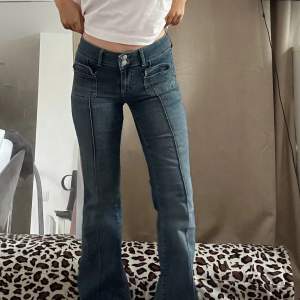 Super snygga jeans som tyvärr inte kommer till användning mer! Nypris 699kr, säljer för 300kr 💕