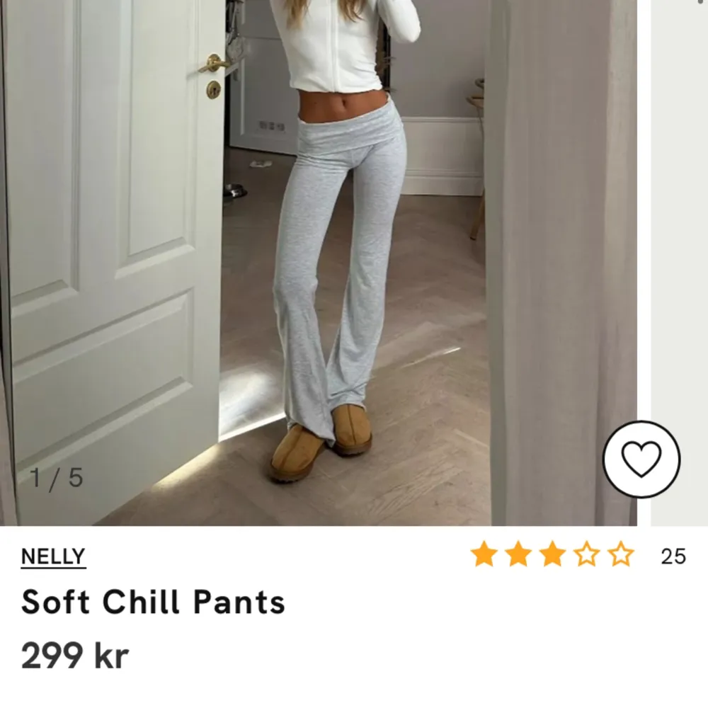 Säljer mina soft chill pants från Nelly pga jag köpte fel storlek. Bra skick, skriv bara vid frågor och funderingar 🫶 uppdaterade bild med byxor på : byxorna passar inte mig och bilden är då inte i toppkvalitet . Jeans & Byxor.