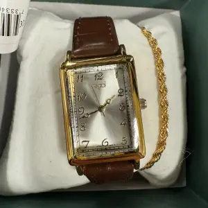 Hej! Säljer morsans klocka som inte har kommit till användning! 🔥 märket regal som tillverkas i Sverige! Armband medföljer med klockan, priset ej fast! Köptes för 499kr