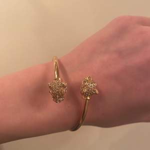 Fint guld armband ❤️ nästan aldrig använd och har inte skrapor ❤️