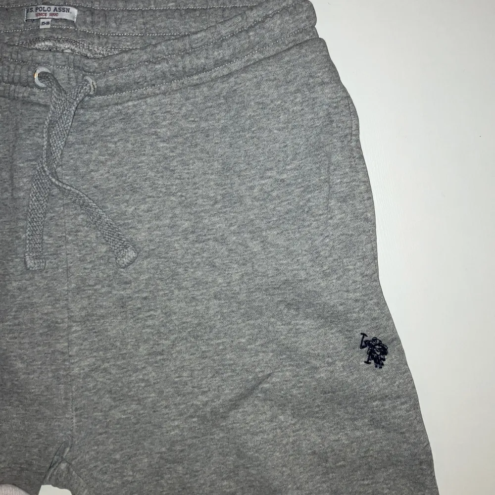 Gråa Polo byxor med slim fit. Använda runt 10 gånger men är sparsamt använda. Nypris: 700 kr. Jeans & Byxor.