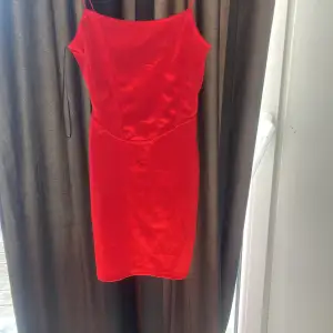 säljer denna jätte sexiga och söta klänningen! finns en liten fläck på