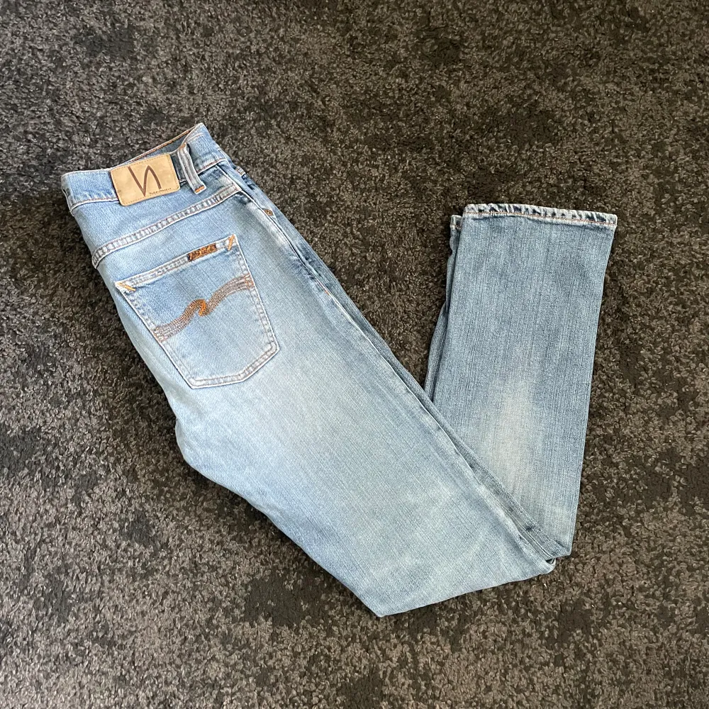 Ett par schyssta jeans från Nudie i modellen Dude Dan. Killen på bilden är 180cm och väger 70kg. Tveka inte att höra av dig vi är frågor eller funderingar!✌🏻. Jeans & Byxor.
