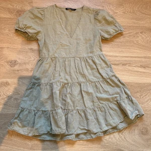 Linneklänning - Grön klänning i linneblandning från Zara. Strolek XS men passar även S. Köpt på Sellpy men aldrig använd av mig! Hör av dig om du har några frågor :)