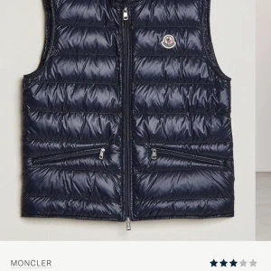 Moncler väst - Säljer min killes Moncler gui väst, Kvitto,tags och påse medföljer.  Det är bara att skriva för fler bilder eller frågor!