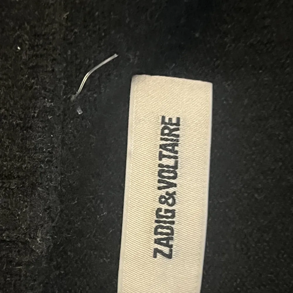 Säljer min Zadig & Voltaire hoodie i 100% Kashmir köptes här på plick för 2700 kr, vid frågor är det bara att höra av sig. Tröjor & Koftor.