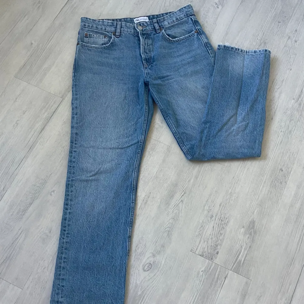 Jag säljer mina low waisted jeans ifrån Zara då de är för stora för mig. De är raka i modellen och verkligen jättesnygga men somsagt tyvärr för stora💘 storlek 40 & pris går att diskutera!!. Jeans & Byxor.