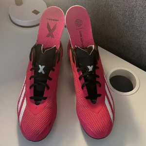 Adidas Fotbollsskor  - Hej jag säljer mina Adidas X Speedportal 4 som jag spelat 8-9 träningar i. De är i mycket väl skick & det finns inga repor eller slitningar på dom. Men som jag visar på bild 4 & 5 så är det 2 fläckar, men dom går bort med lite såpa. Köpt för 600kr
