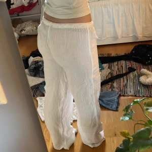 Linnebyxor - Säljer dessa linnebyxor från Gina tricot då dem inte kommer till användning🥰 sytt om dem själv till lågmidjat🩷 knappt använda